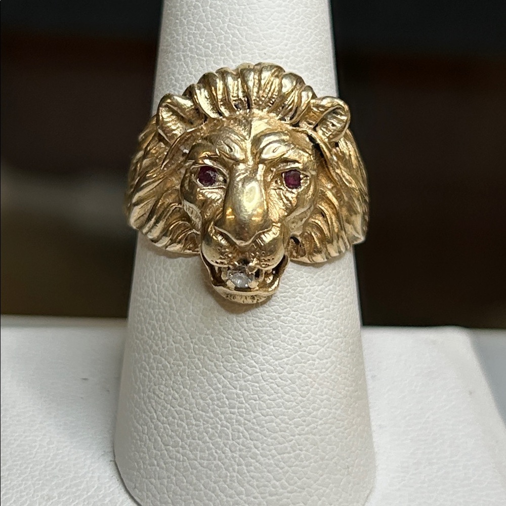 486963 10k yg Diamond and Ruby lion ring